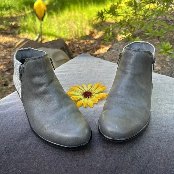 🩷 NAOT; Stylish Ankle Booties in Lt. Gray Snakeskin & Dk. Gray Leather; Sz. 7.5 - Picture 3 of 9